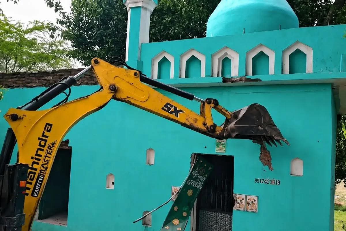 सरकारी जमीन पर मजार के नाम पर 'कब्जा' बर्दाश्त नहीं: संभल में गरजा 'बाबा का बुलडोजर', खंडेश्वर शिव मंदिर के पास बनी 600 साल पुरानी अवैध मजार ध्वस्त