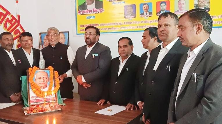 सरदार पटेल की 75वीं पुण्यतिथि पर डिस्ट्रिक्ट बार एसोसिएशन ने किया नमन