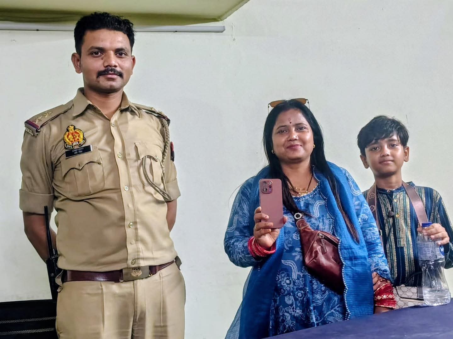 खाकी का कमाल: गंगा आरती में खोया BJP नेत्री का मोबाइल, वाराणसी पुलिस ने 3 घंटे में ढूँढ निकाला!