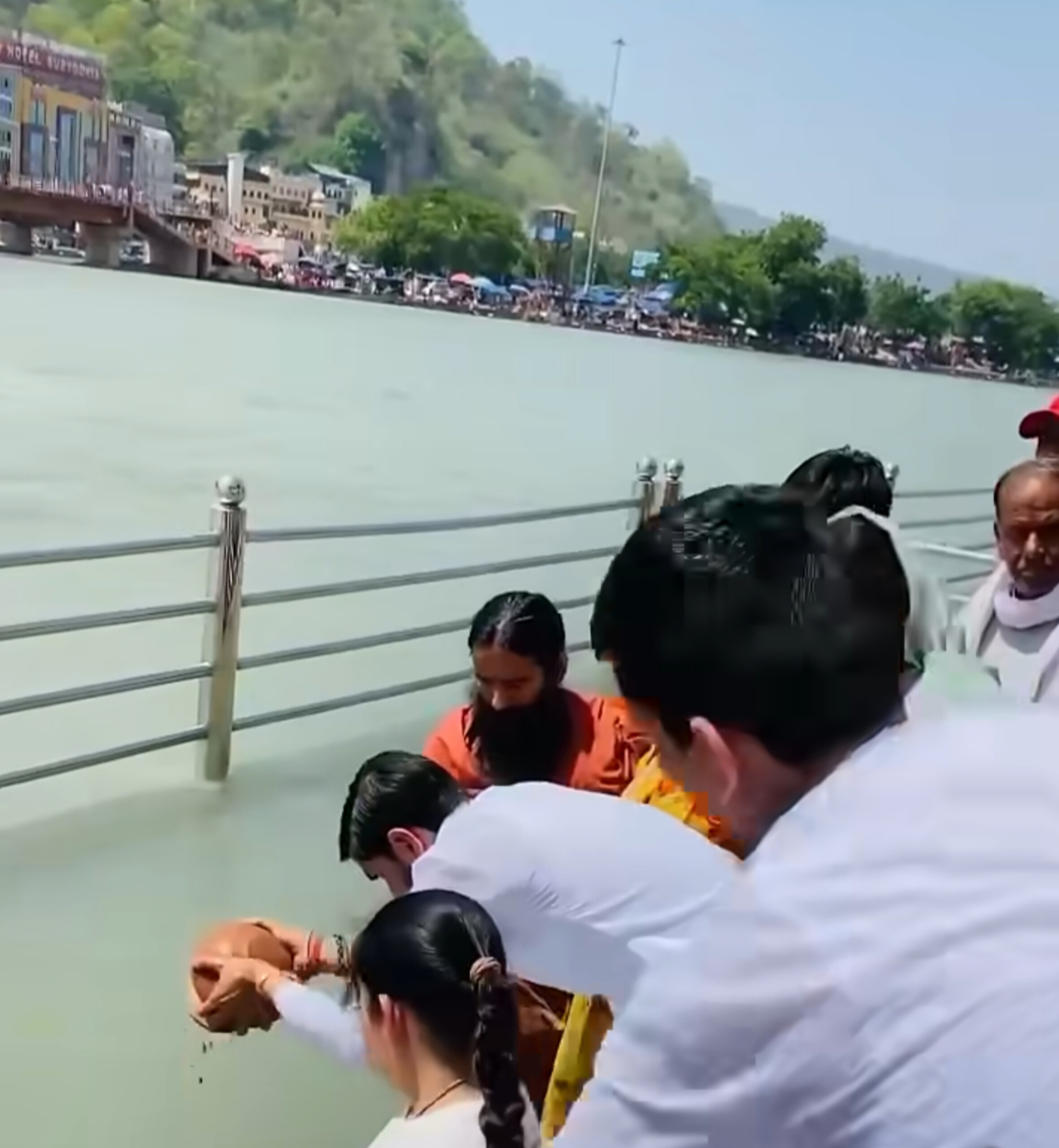 हरिद्वार में मां गंगा की गोद में विलीन हुईं प्रतीक यादव की अस्थियां: सांसद आदित्य यादव ने किया विसर्जन, योग गुरु बाबा रामदेव भी रहे मौजूद
