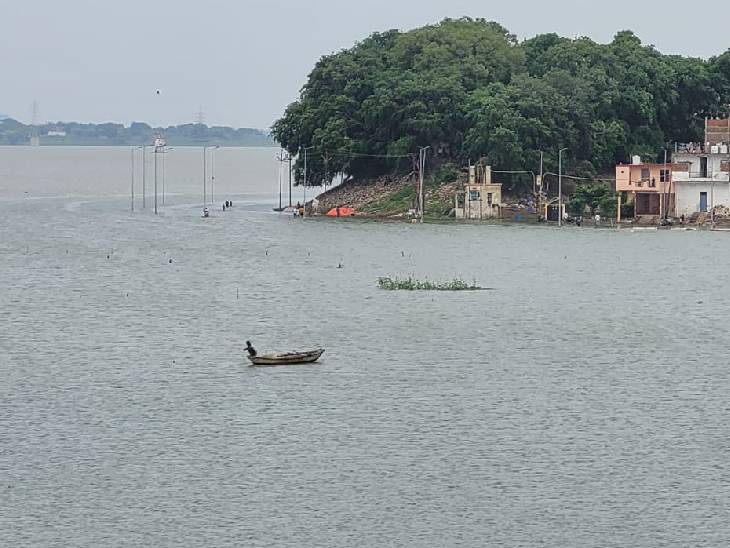 प्रयागराज में फिर मंडराया बाढ़ का खतरा: गंगा और यमुना का जलस्तर तेजी से बढ़ा, तटीय इलाकों में बढ़ी चिंता