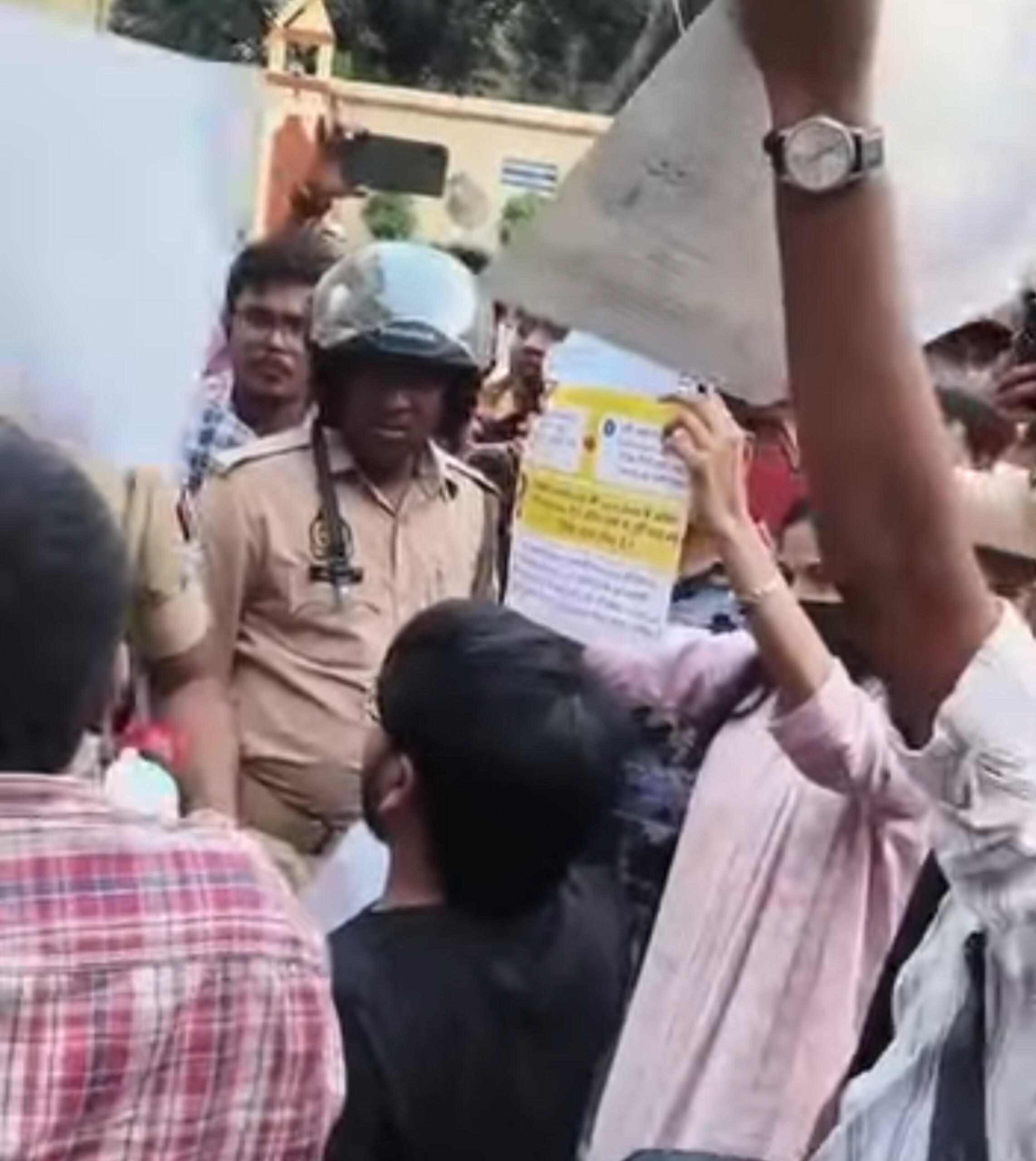 हक की सीट या नियमों की दीवार? BHU के सिंहद्वार पर बरसीं हुंकारें, OBC सर्टिफिकेट पर गरमाया 'आरक्षण' का नया विवाद!