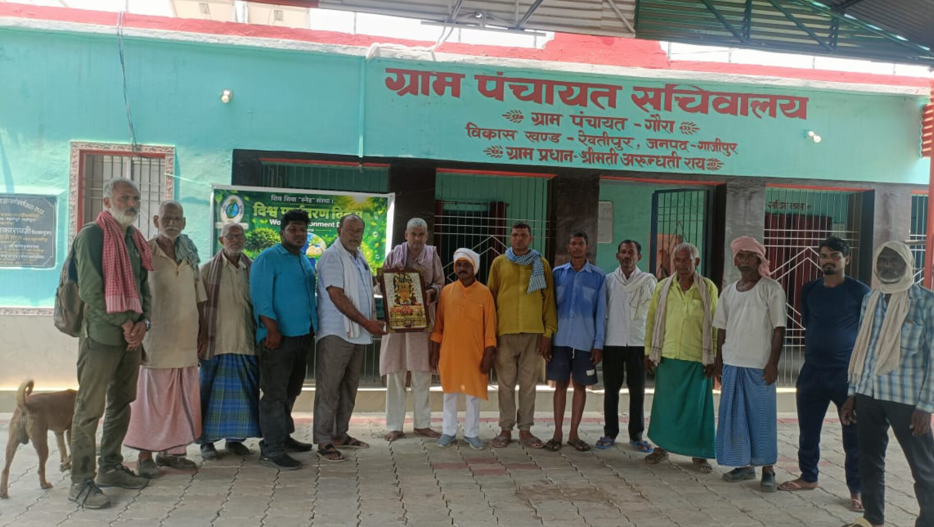 पर्यावरण संरक्षण: दिखावे की रस्मों के बीच गौरा में रोपे गए उम्मीद के पौधे, शिक्षाविद् रणधीर यादव सम्मानित
