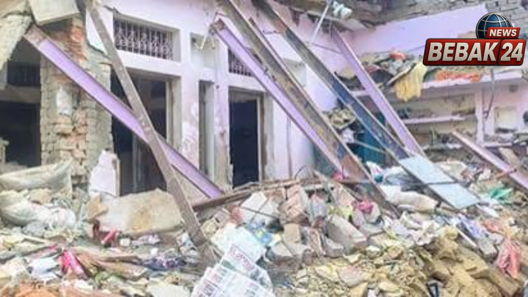वाराणसी: नीले ड्रम में मिला बारूद, विस्फोट के 24 घंटे बाद भी मलबे से उठ रही गंध