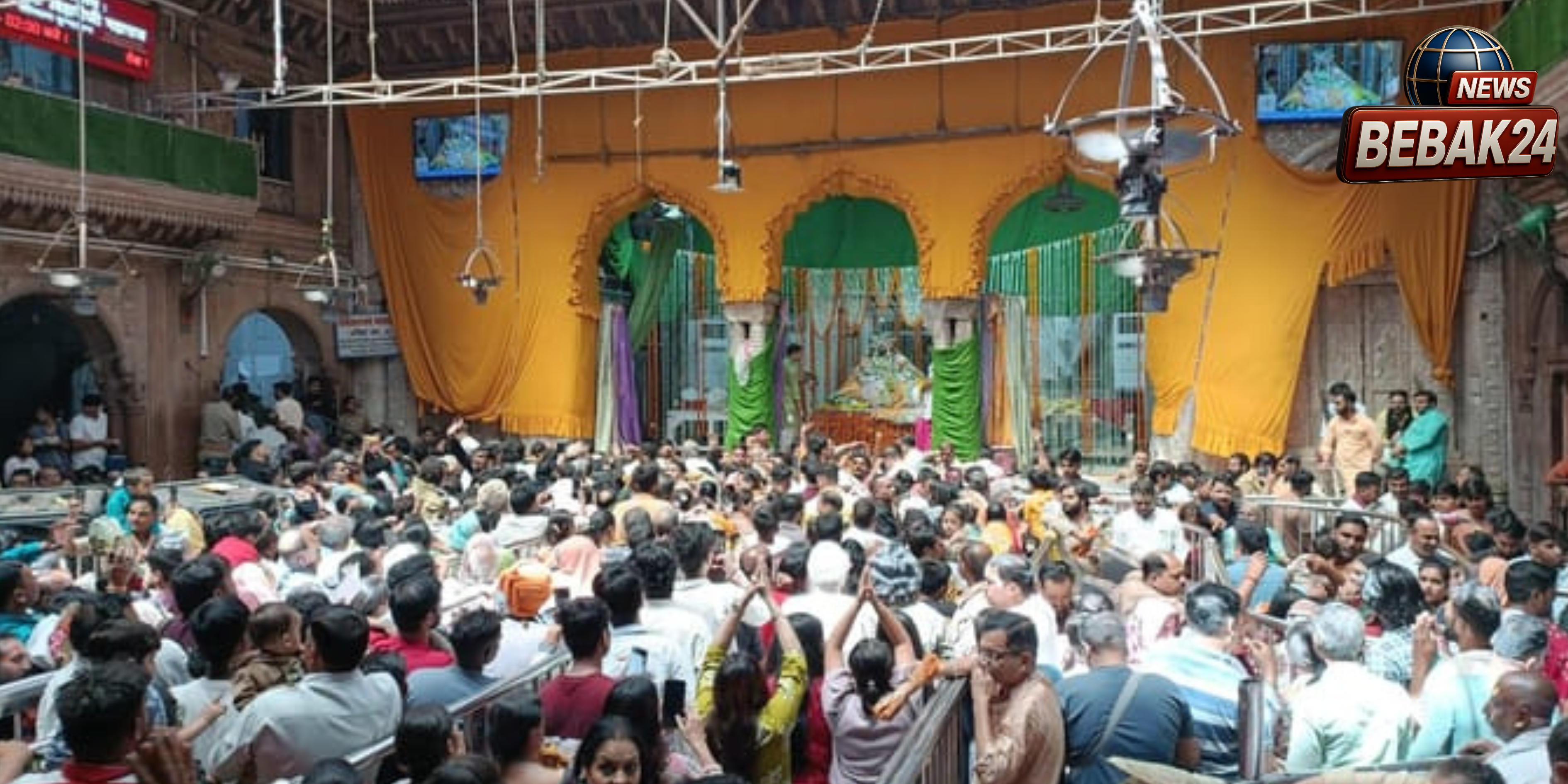 वृंदावन: बांकेबिहारी मंदिर में टूटी वर्षों पुरानी परंपरा; 'फूल बंगला' सेवा से पीछे हट रहे भक्त, जानें क्यों सूना पड़ा है ठाकुरजी का आंगन