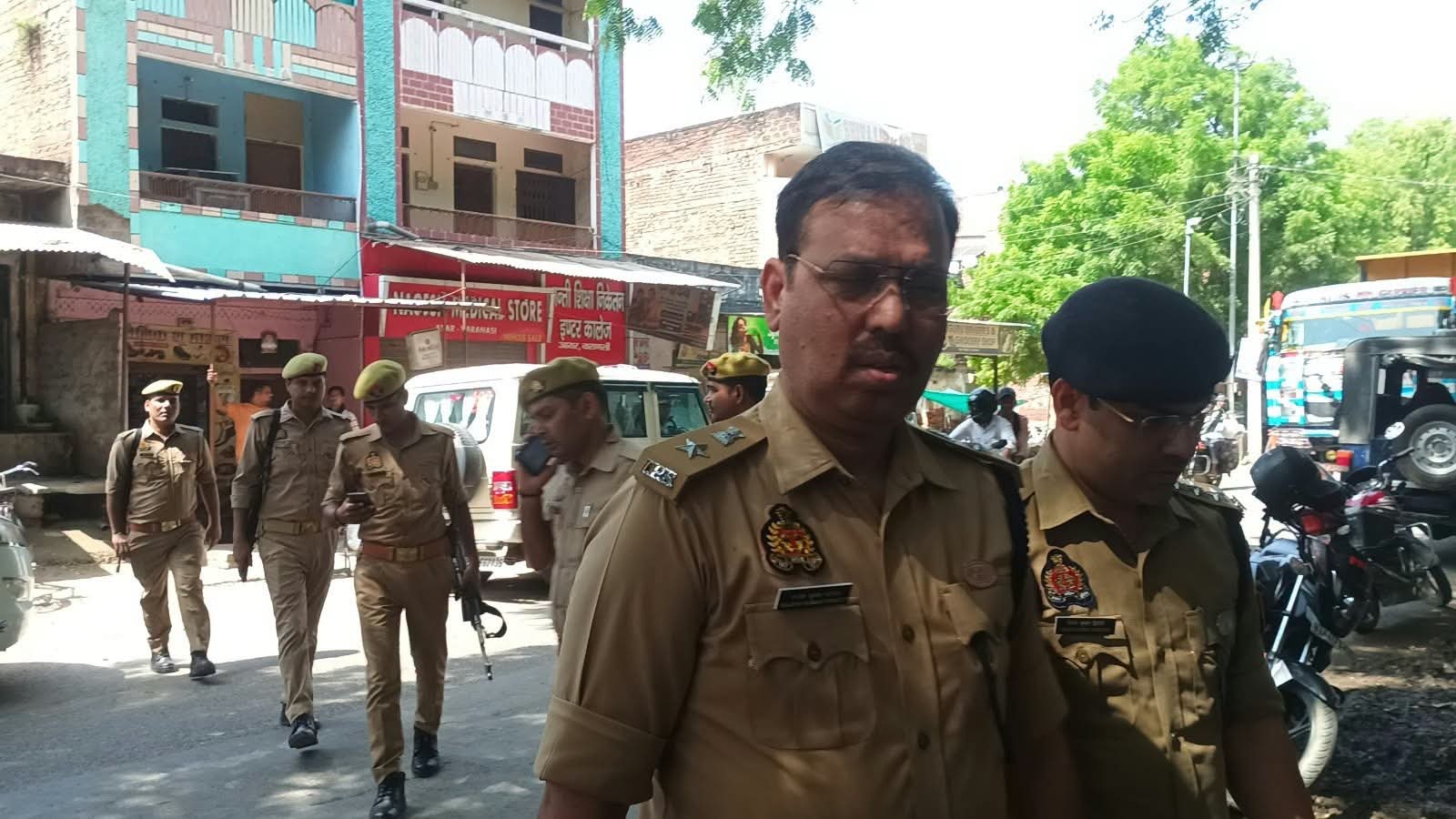 बैंक चोरी की बड़ी साजिश नाकाम: बाउंड्री लांघ गैस कटर से काट रहे थे दरवाजा, सायरन सुनते ही भागे चोर