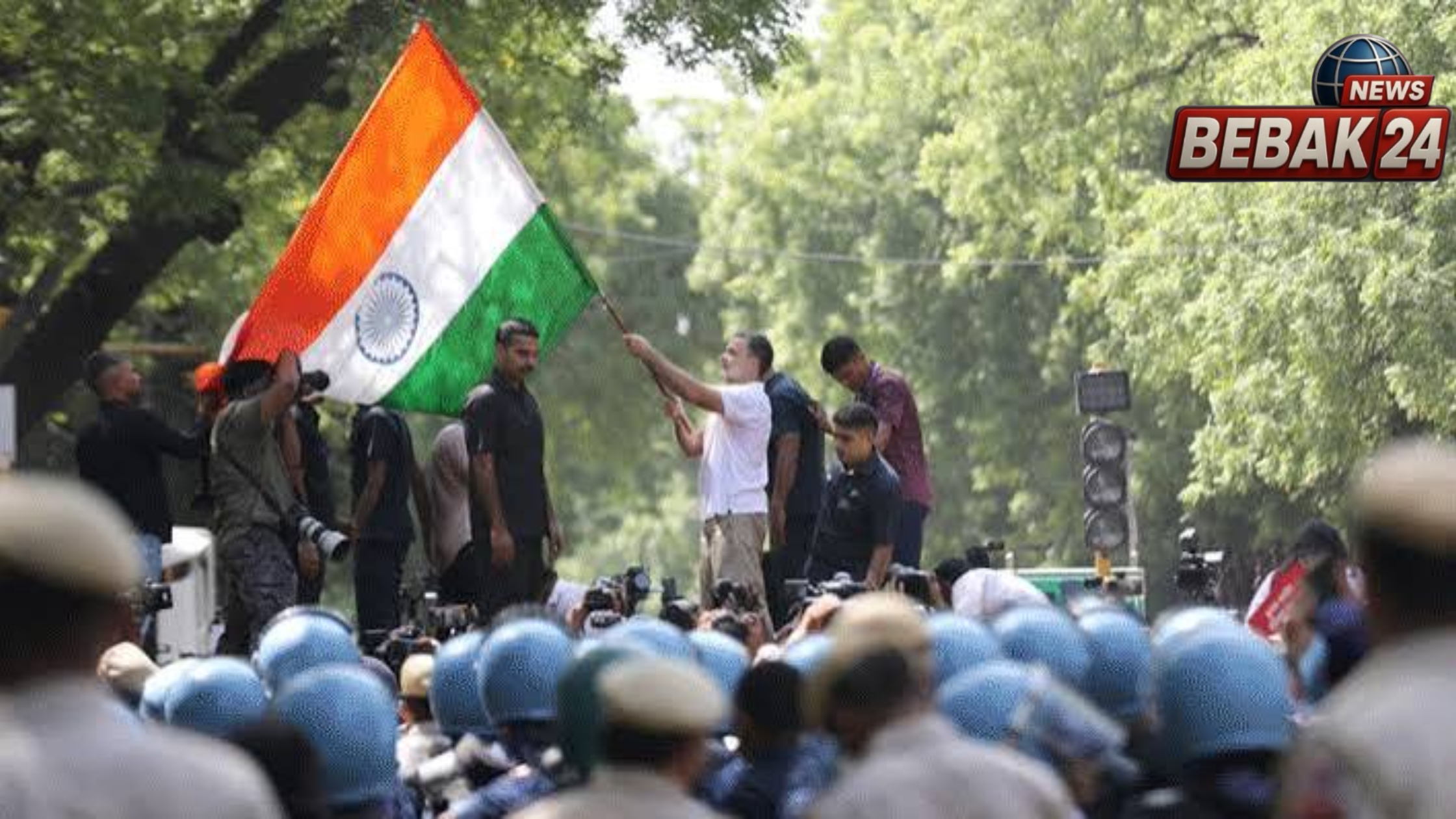 विपक्ष का चुनाव आयोग मार्च, राहुल-प्रियंका-अखिलेश धरने पर; &lsquo;वोट चोर, गद्दी छोड़&rsquo; के नारे