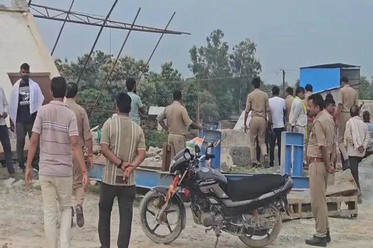 मिर्जापुर में बड़ा हादसा: ब्लास्टिंग के कंपन से क्रेशर का डग ढहा, मलबे में दबकर सोनभद्र के 4 मजदूरों की दर्दनाक मौत
