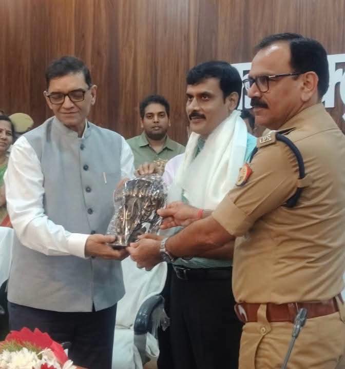 बलिया में बदला प्रशासनिक निजाम: डीएम मंगला प्रसाद सिंह को दी गई भावभीनी विदाई, नवागत डीएम ज्ञानेंद्र सिंह ने संभाली जनपद की कमान