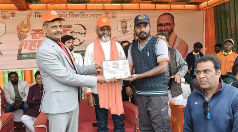 विधायक खेल महाकुंभ में मंडल आयुक्त ने खिलाड़ियों का बढ़ाया हौसला