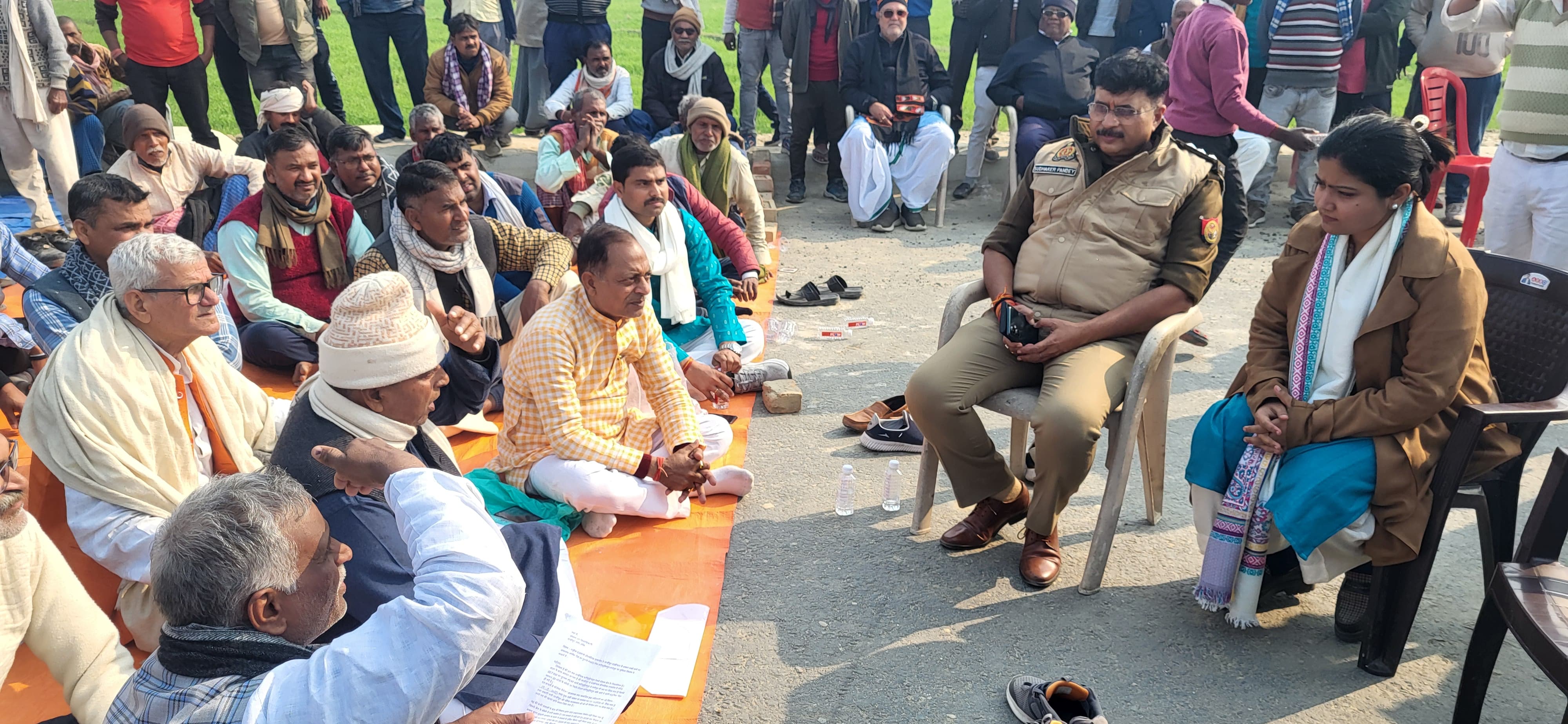 एसडीएम व सीओ को सौंपा पत्रक, समस्या समाधान का मिला आश्वासन