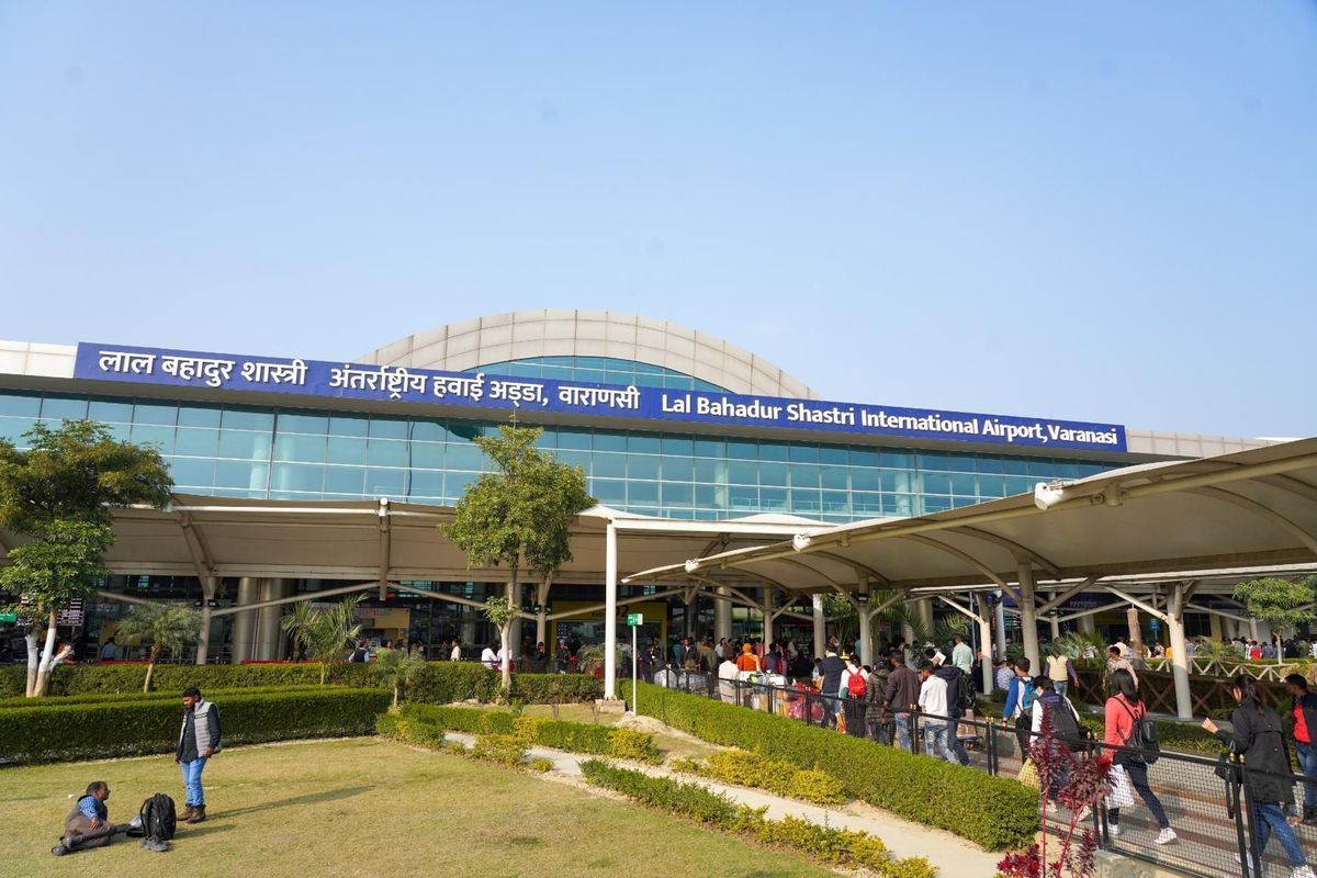 वाराणसी एयरपोर्ट पर चेकिंग के दौरान पिस्टल से फायर, दो घायल