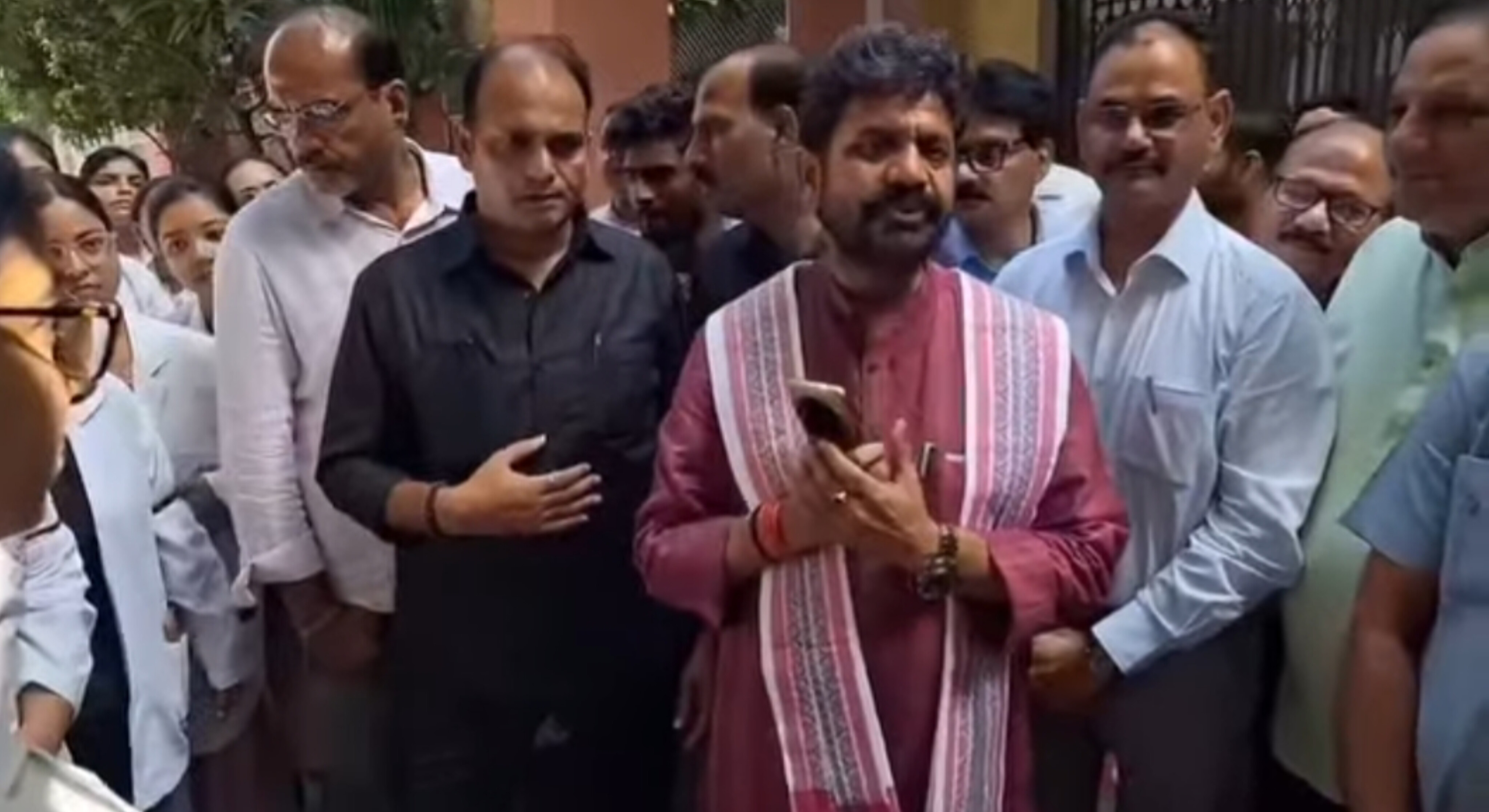 "जब पैथी की कद्र नहीं तो पढ़ाई क्यों?": बनारस में आयुष मंत्री से भिड़े छात्र, स्टाइपेंड भेदभाव और लाठीचार्ज पर दागे तीखे सवाल