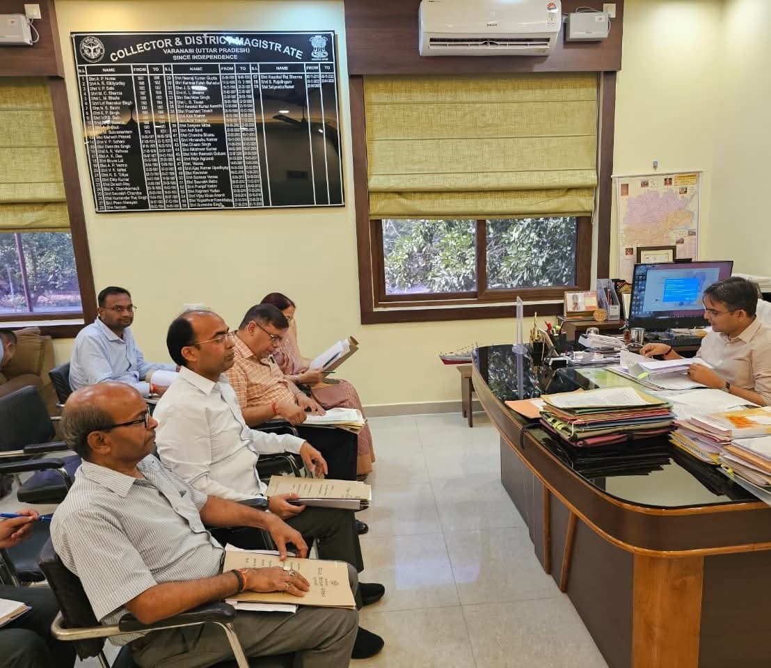 वाराणसी में स्कूलों की 'लूट' पर डीएम का हंटर: अब न यूनिफॉर्म बदलेगी, न मनमानी फीस चलेगी!