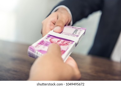 सावधान! रिश्वतखोरों की अब खैर नहीं: यूपी में घूस मांगते ही इस नंबर पर करें शिकायत, मिनटों में पहुँचेगा भ्रष्टाचार निवारण संगठन
