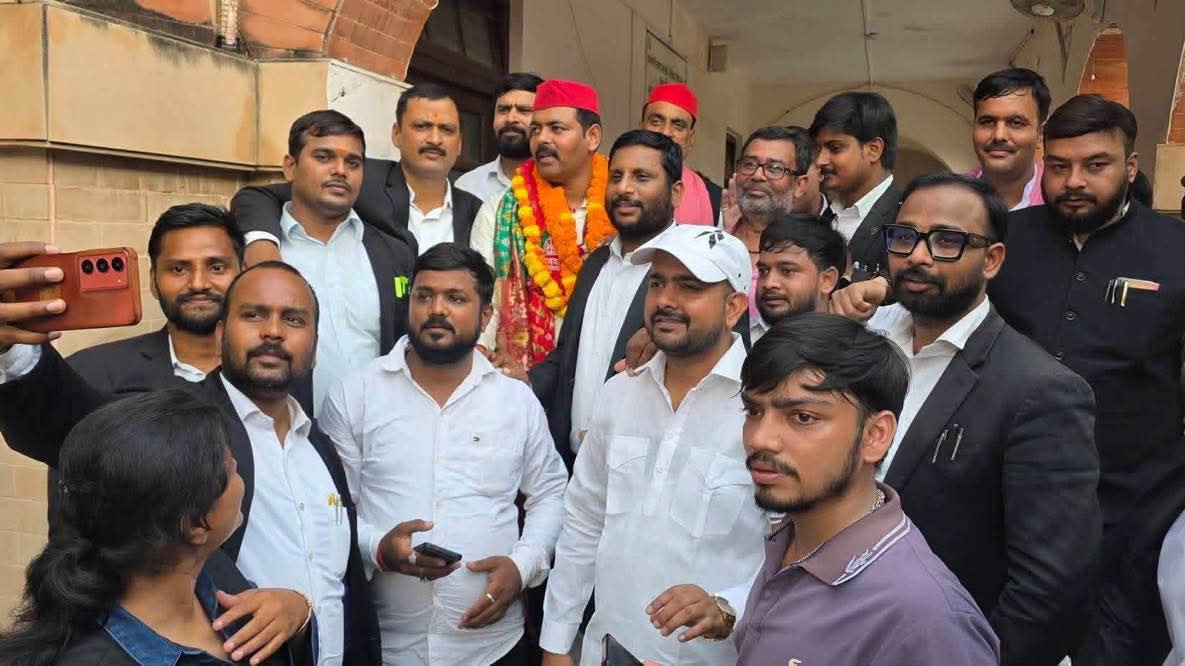 स्नातक एमएलसी आशुतोष सिन्हा ने दाखिल किया नामांकन, शक्ति प्रदर्शन में उमड़ा सपाइयों का हुजूम