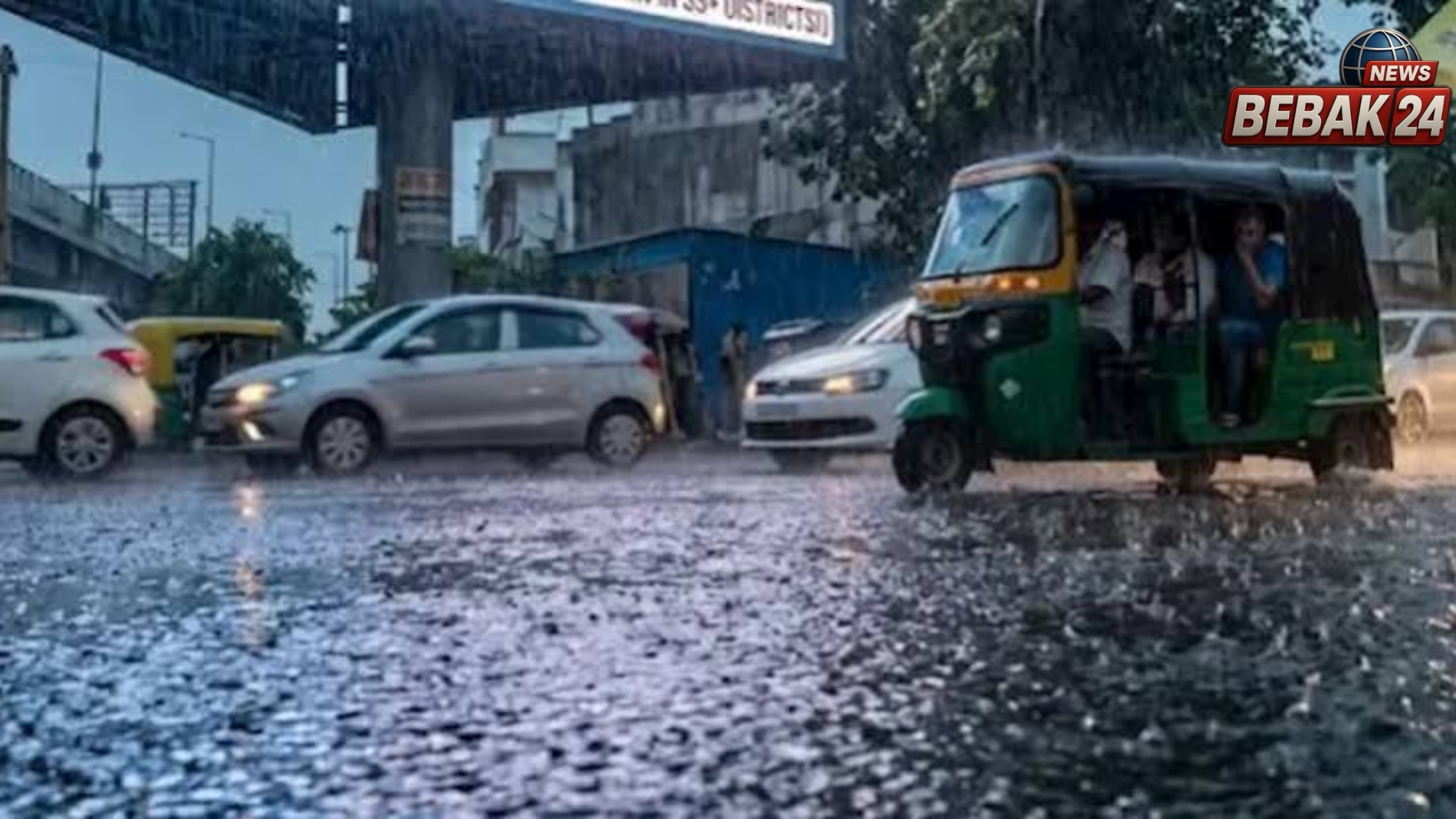 यूपी में भारी बारिश का अलर्ट, कई जिलों में स्कूल बंद; 8 जिलों में रेड अलर्ट