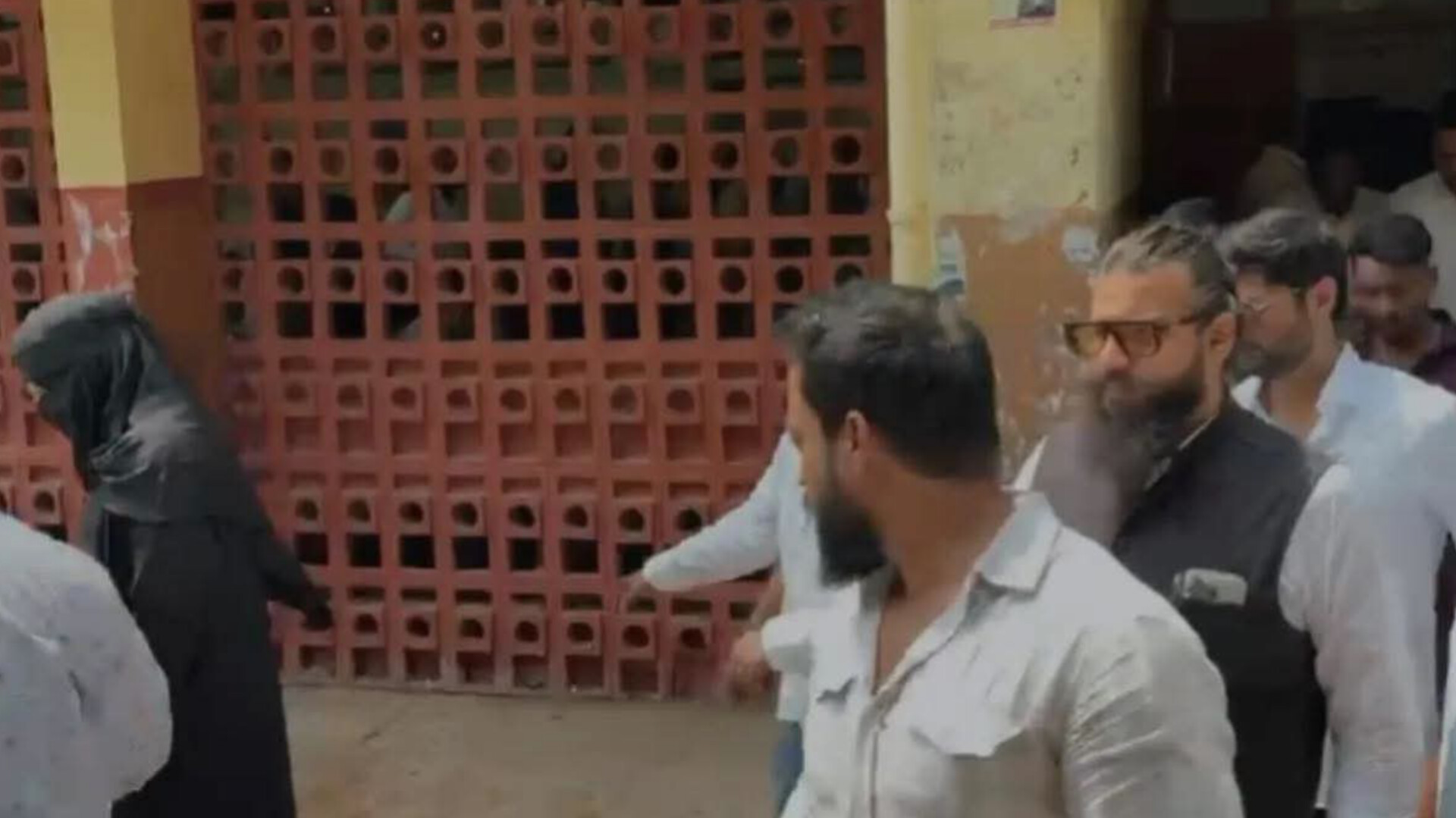 बांदा कोर्ट में अब्बास-निकहत की पेशी, मीडिया के सवालों से बचकर कट लिया मुख्तार का विधायक बेटा
