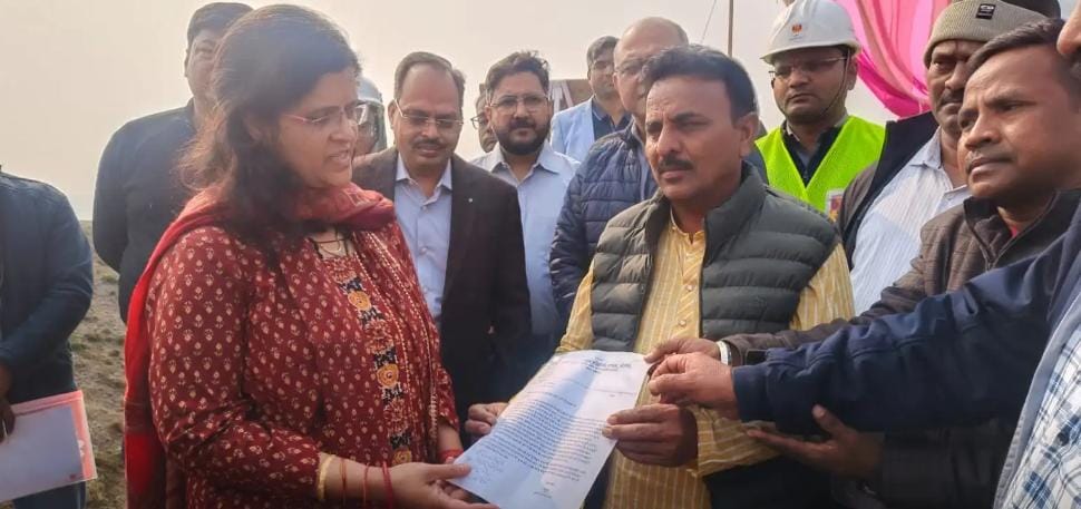 बंद खदानों को लेकर डाला व्यापार मंडल अध्यक्ष ने खनन निदेशक को सौंपा ज्ञापन