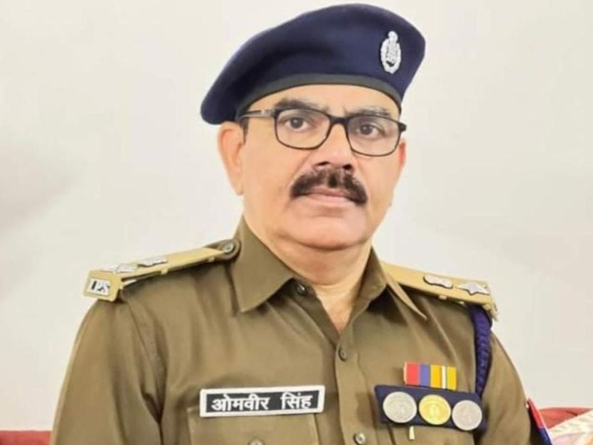 बलिया में कानून-व्यवस्था कसने को पुलिस महकमे में बड़ा फेरबदल, SP ने कई निरीक्षकों व दरोगाओं के बदले कार्यक्षेत्र