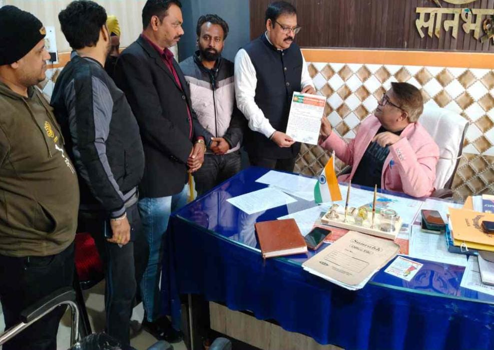  बदहाल स्वास्थ्य सुविधाओं पर बिफरे व्यापारी, CMO को घेरा