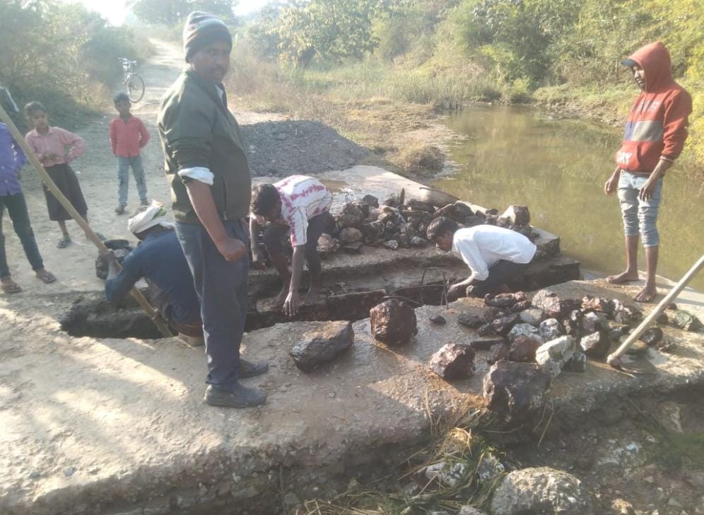 जब विधायक-सांसद ने फेरा मुंह, तो ग्रामीणों ने चंदा जुटाकर खुद ही बना डाला पुल