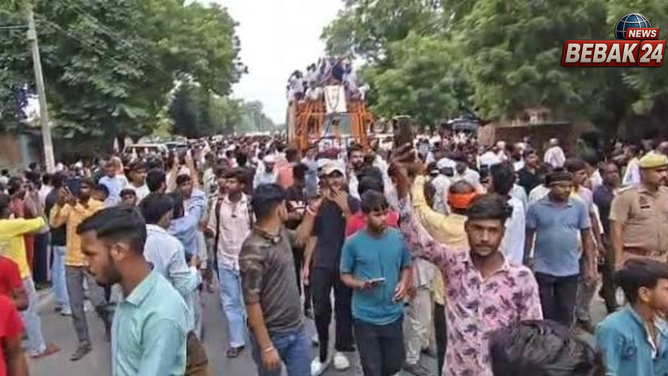 भाजपा विधायक छोटेलाल वर्मा का पार्थिव शरीर आगरा पहुंचा, अंतिम यात्रा में उमड़ी भीड़