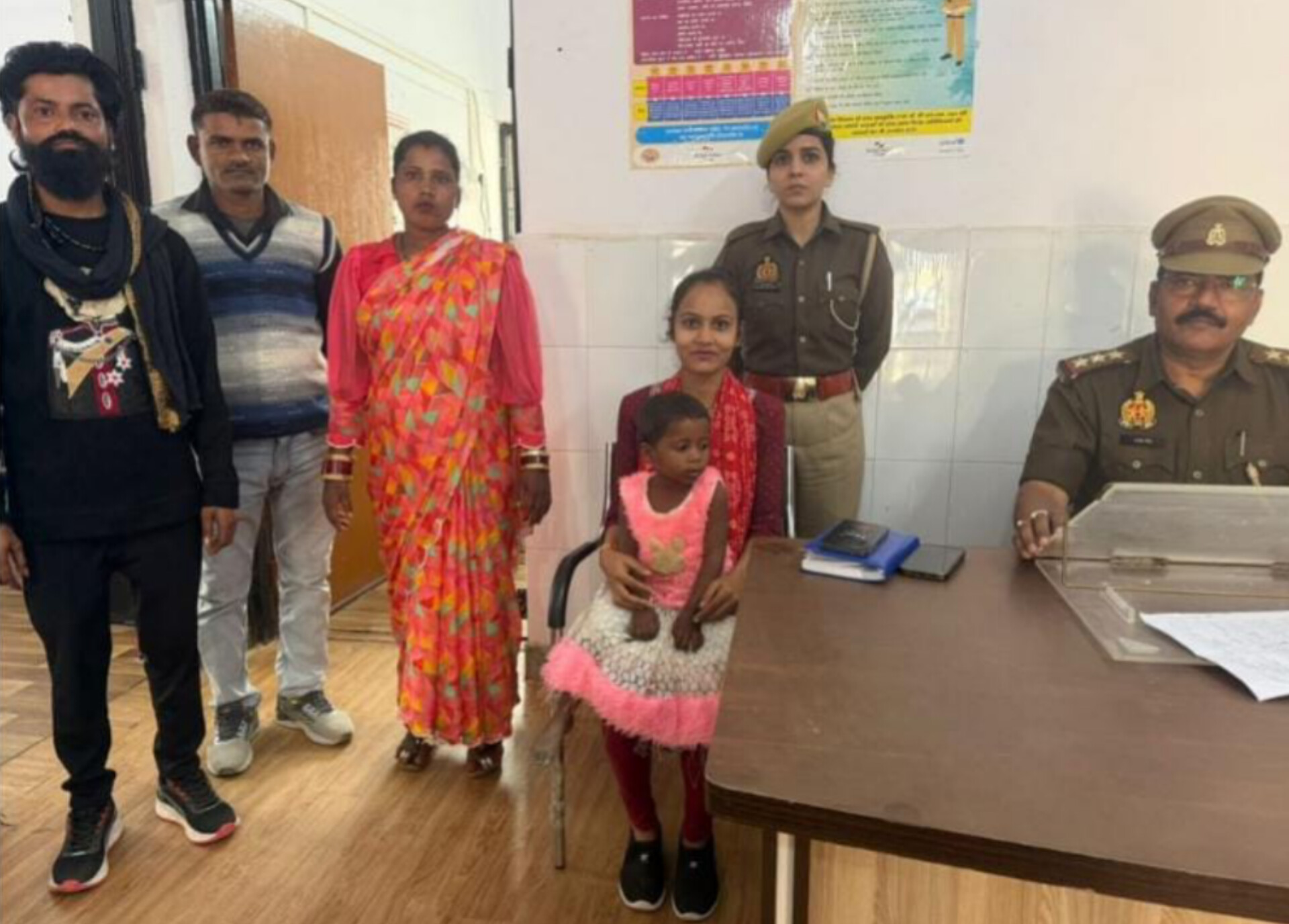 सोनभद्र पुलिस का मानवीय चेहरा, अपनों से बिछड़ी 3 साल की मासूम को मिलाया कलेजे से!