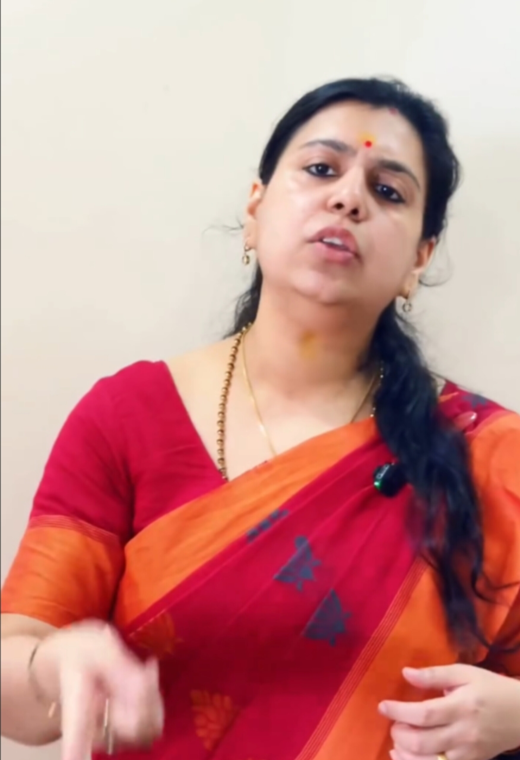 &lsquo;डरूंगी नहीं, सवाल करूंगी&rsquo;&mdash;IAS का चोला उतार दिव्या मित्तल की सियासत में हुंकार, बिना झंडे-बैनर के क्या उत्तर प्रदेश में बिगाड़ेंगी स्थापित दलों का खेल?