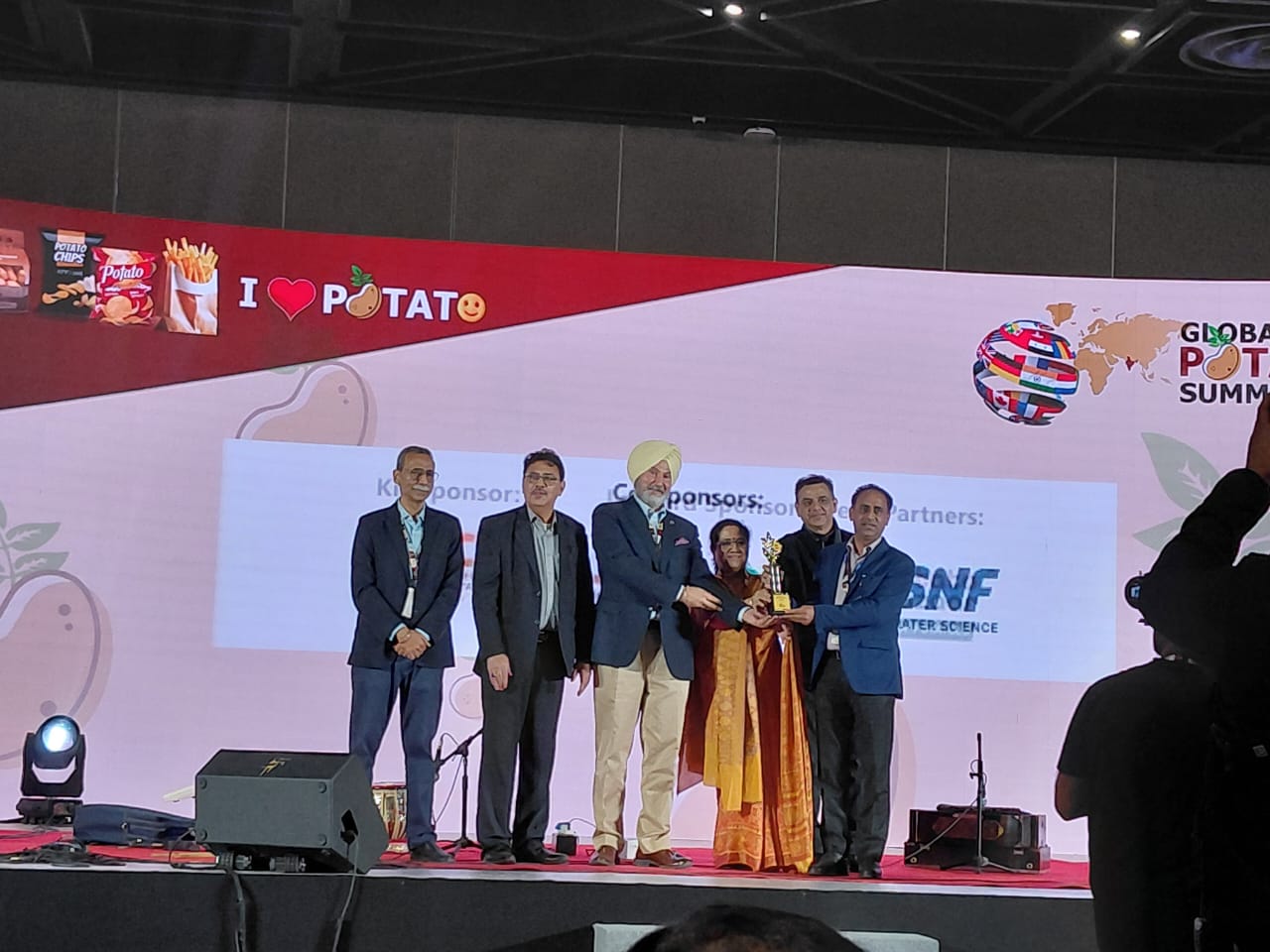 आत्मनिर्भर भारत की ओर कदम: 50 कारीगरों को नि:शुल्क विद्युत चलित चाक वितरित