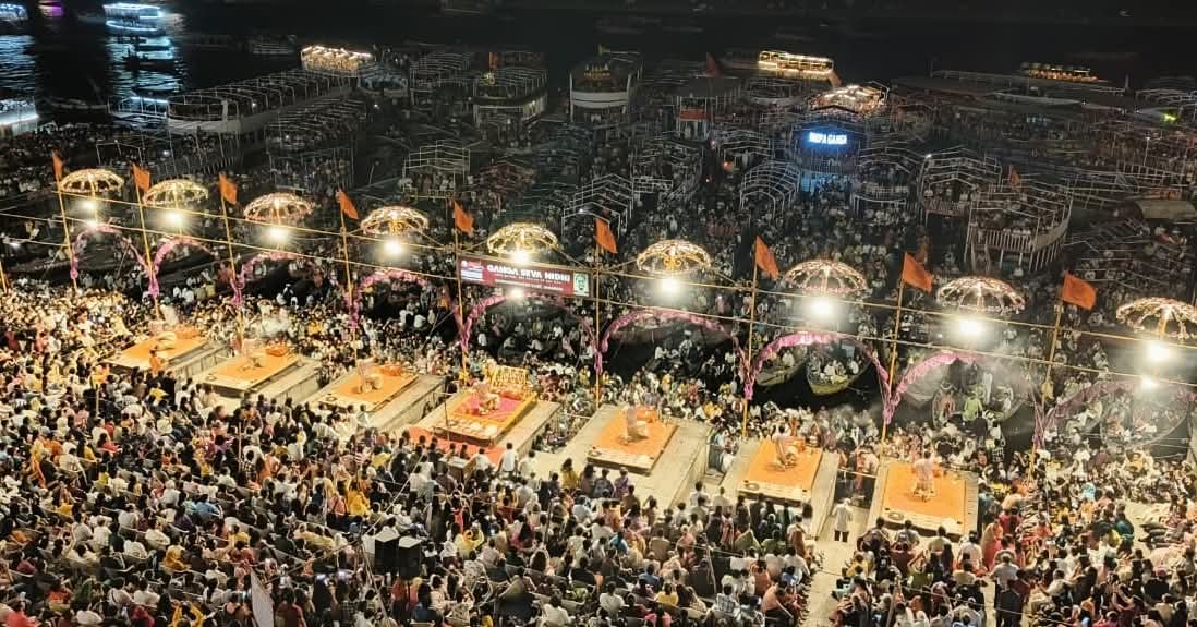 काशी के घाट पर उमड़ा भक्ति का समंदर, दिव्य आरती से निहाल हुए श्रद्धालु