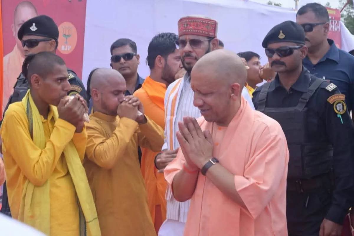 व्यासपीठ ने विदेशी आक्रांताओं को दी चुनौती, गोस्वामी तुलसीदास ने ठुकराया था अकबर का प्रस्ताव &ndash; सीएम योगी