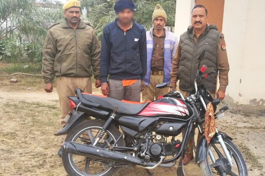 चोरी की बाइक व अवैध तमंचे के साथ युवक गिरफ्तार, चुनार पुलिस को मिली बड़ी सफलता