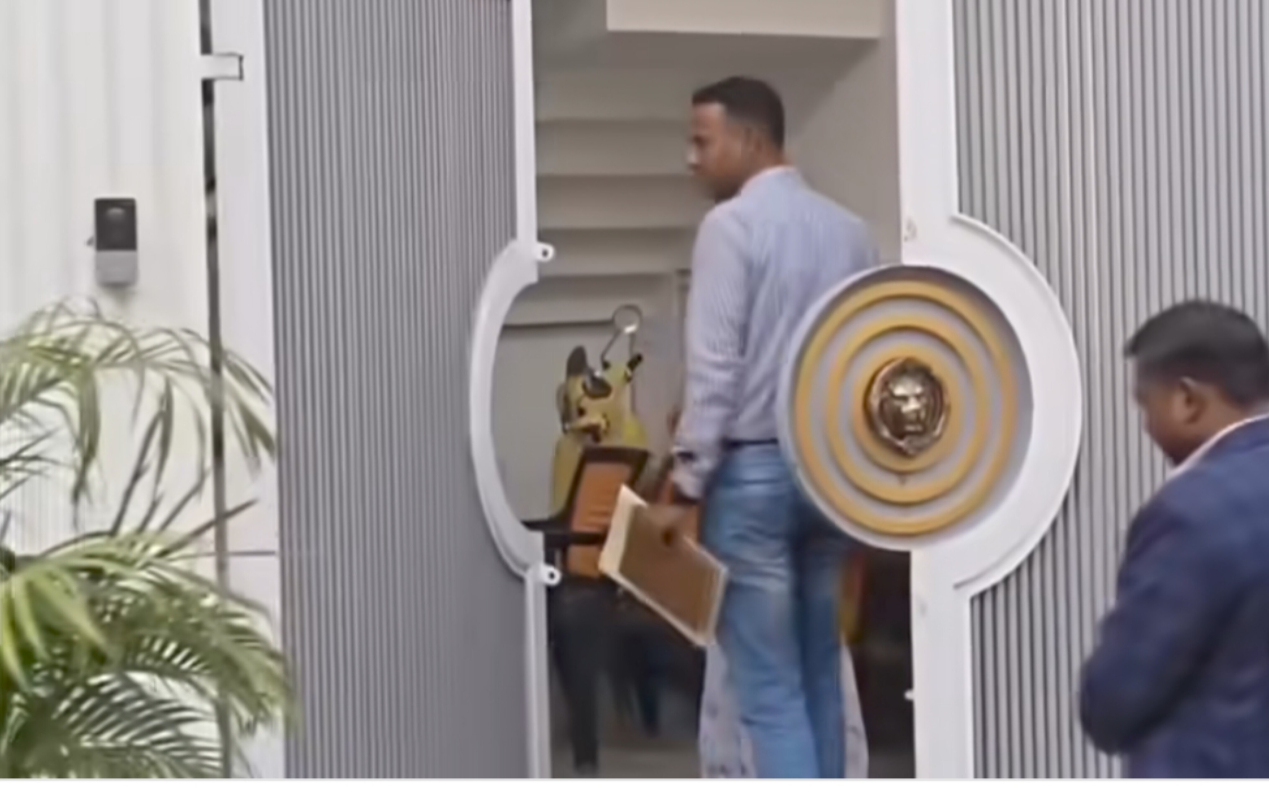 शुभम जायसवाल नेटवर्क पर "बड़ी कार्रवाई" - जब ED पहुँची दरवाज़े, माँ ने जोड़े हाथ, पिता विदेश जाते पकड़ा गया