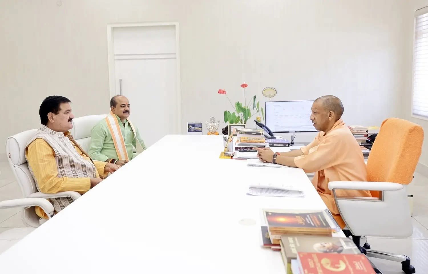 पिंडरा के विकास को मिलेगी नई रफ्तार: मुख्यमंत्री योगी से मिले विधायक , विकास कार्यों पर हुई गंभीर चर्चा