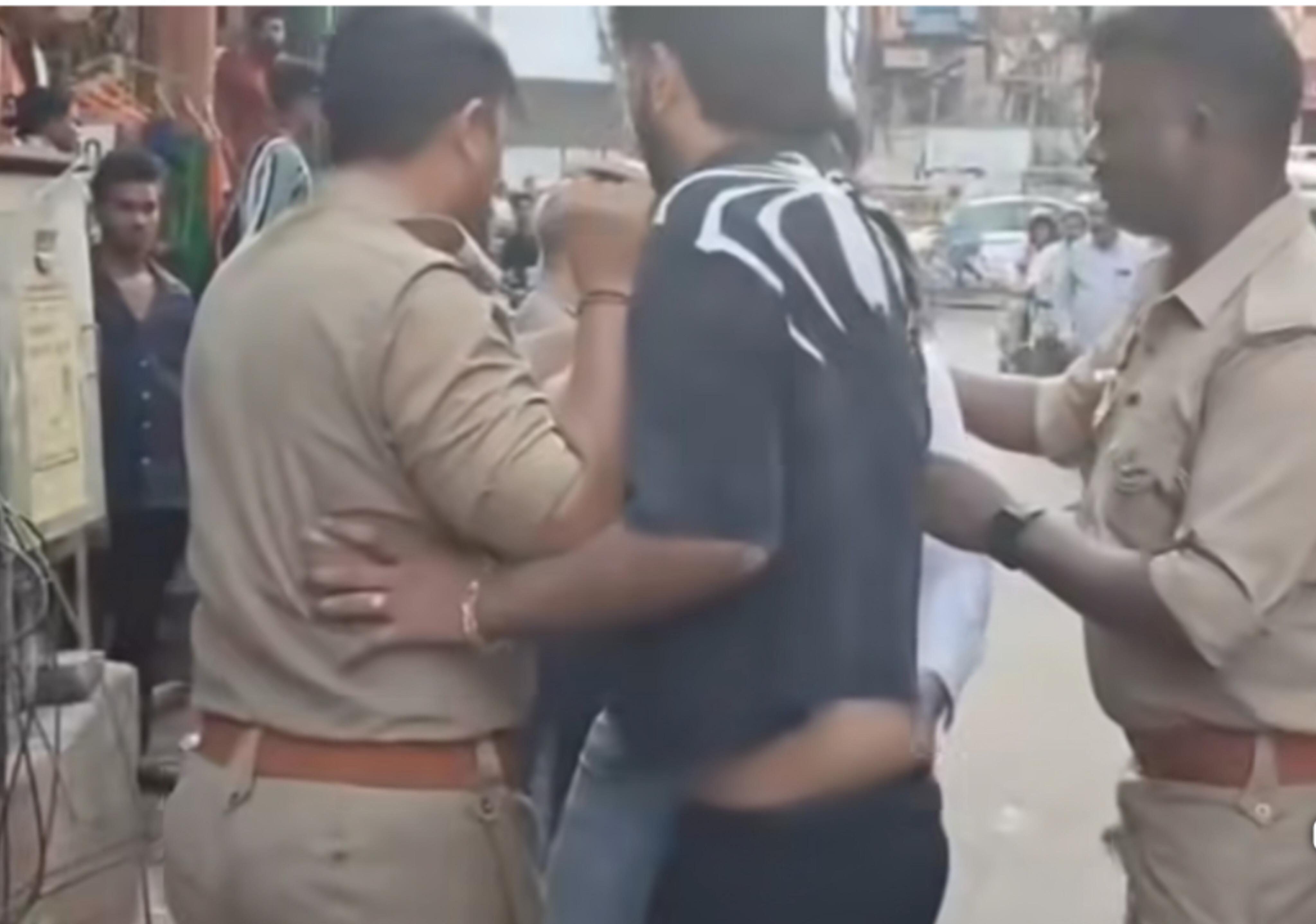 बनारस में 'पर्यटकों' की गुंडई: पार्किंग के चक्कर में दुकानदार को कूटा, पुलिस को भी दिखाई हेकड़ी!