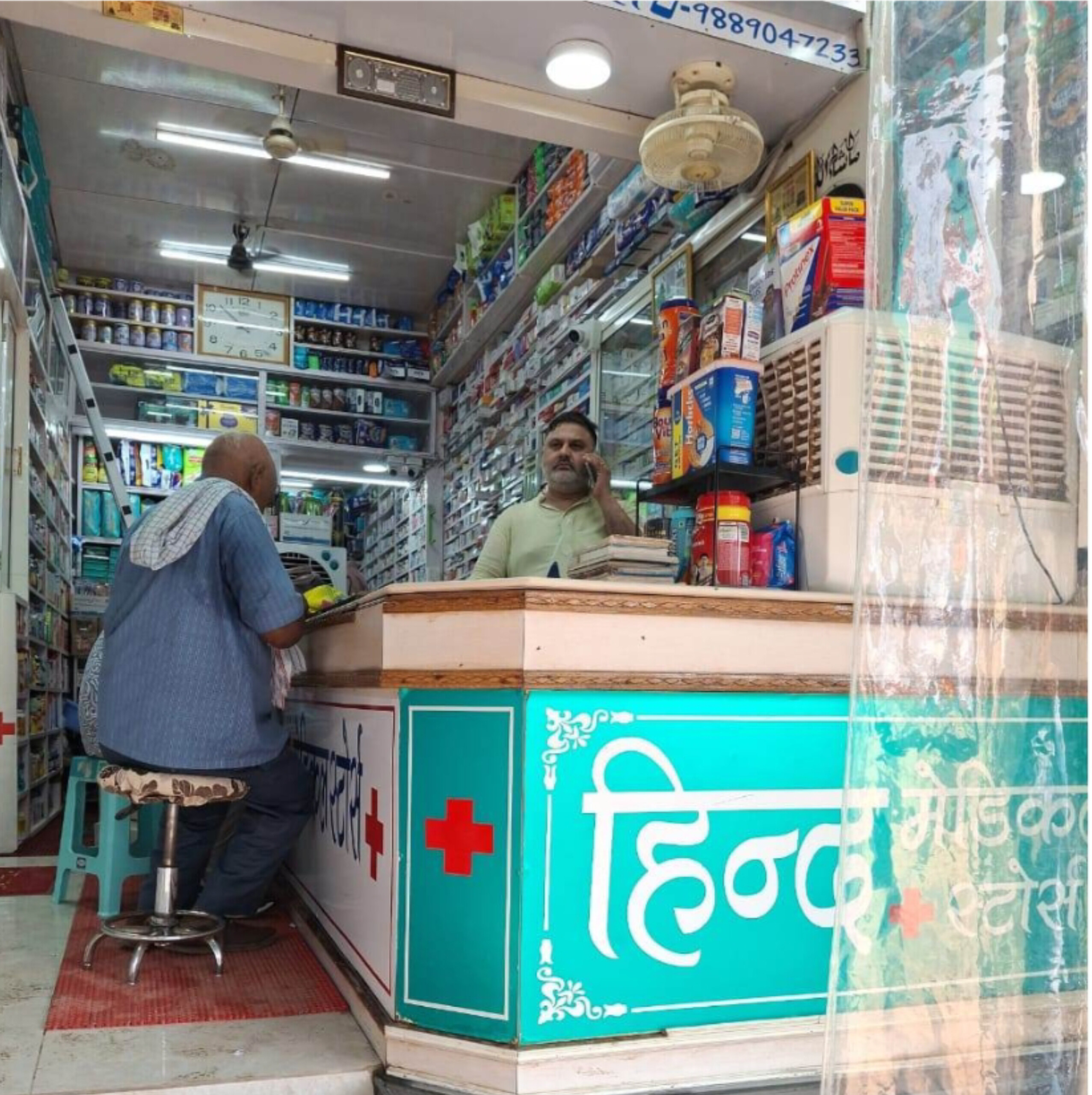 IGRS की शिकायत पर हड़कंप, महिला अस्पताल के सामने ड्रग इंस्पेक्टर का छापा; कई मेडिकल स्टोरों की उड़ी धज्जियां