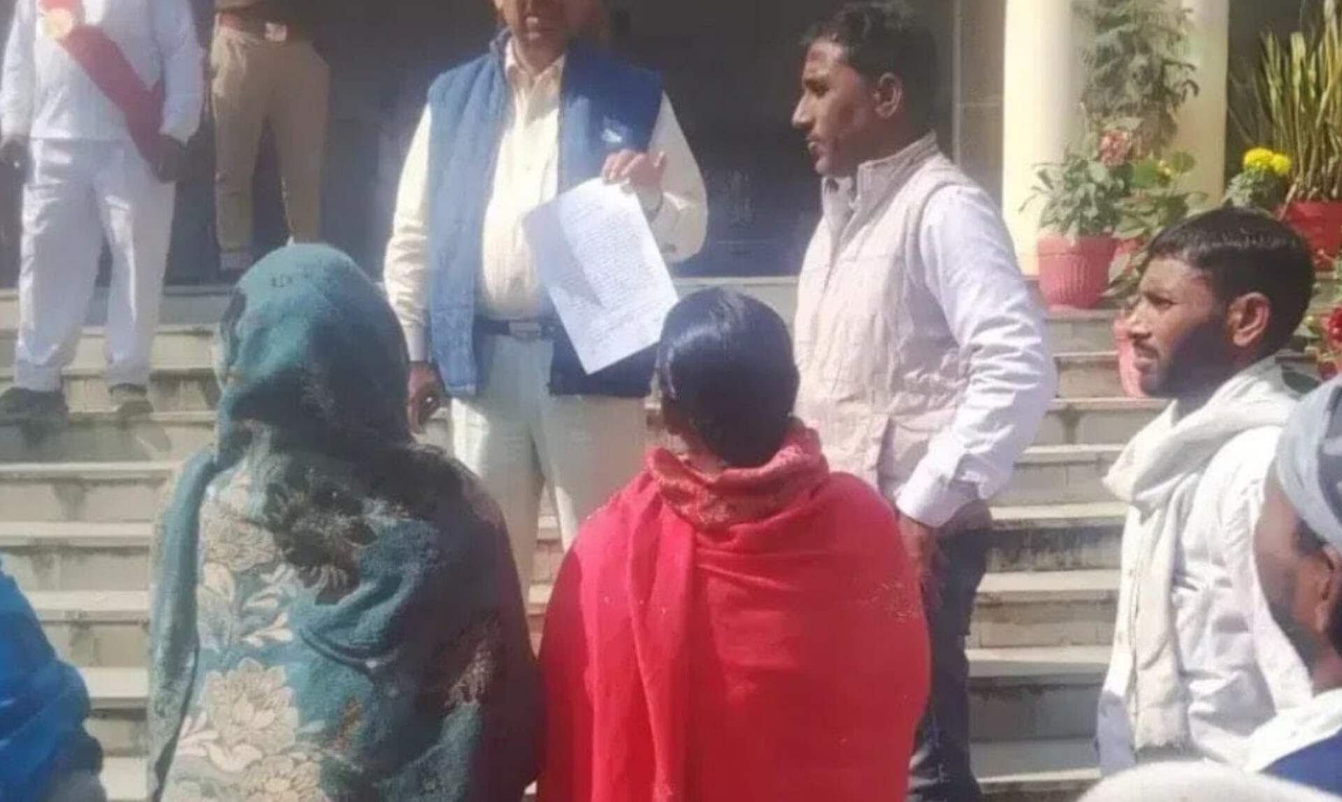 गरीबों के आशियाने पर कंपनी की नज़र? सोनभद्र में 'फर्जीवाड़े' के खिलाफ सड़क पर उतरे लोग!