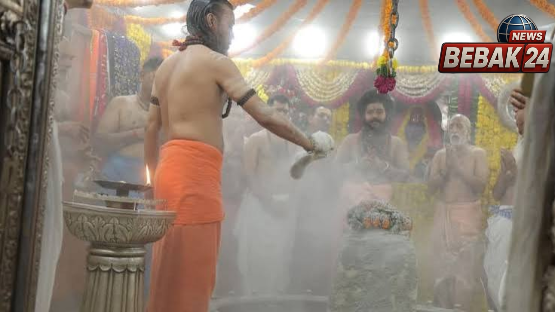 श्रावण के अंतिम सोमवार पर महाकाल दरबार में उमड़ा आस्था का सैलाब, भस्म आरती में गूंजा &lsquo;जय श्री महाकाल&rsquo;