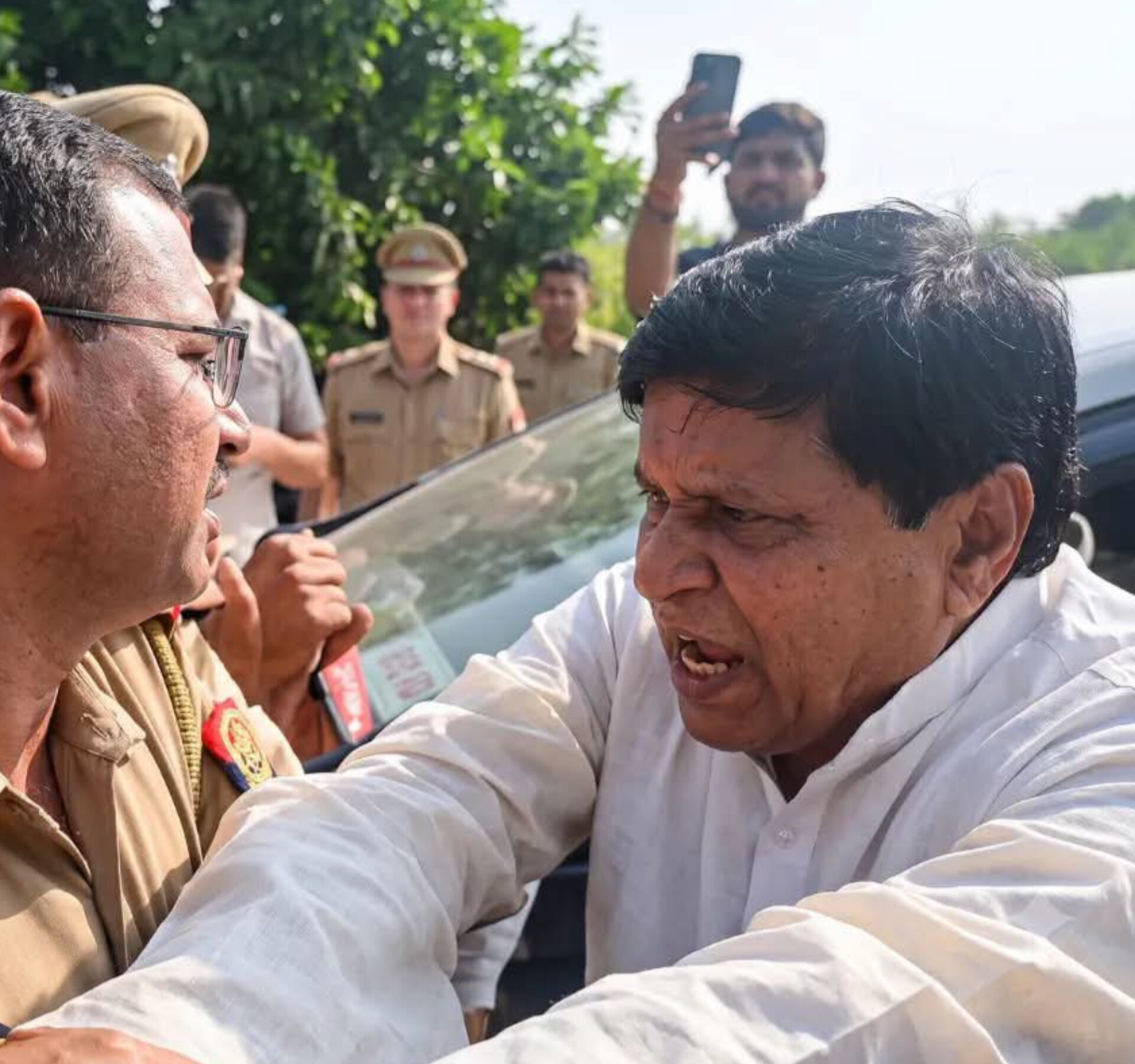 हापुड़ कांड: 'क्या हम तोप चलाने आए हैं?'&mdash;पुलिस के पहरे पर गरजे सपा सांसद रामजी लाल सुमन, अखिलेश ने बताया PDA पर हमला