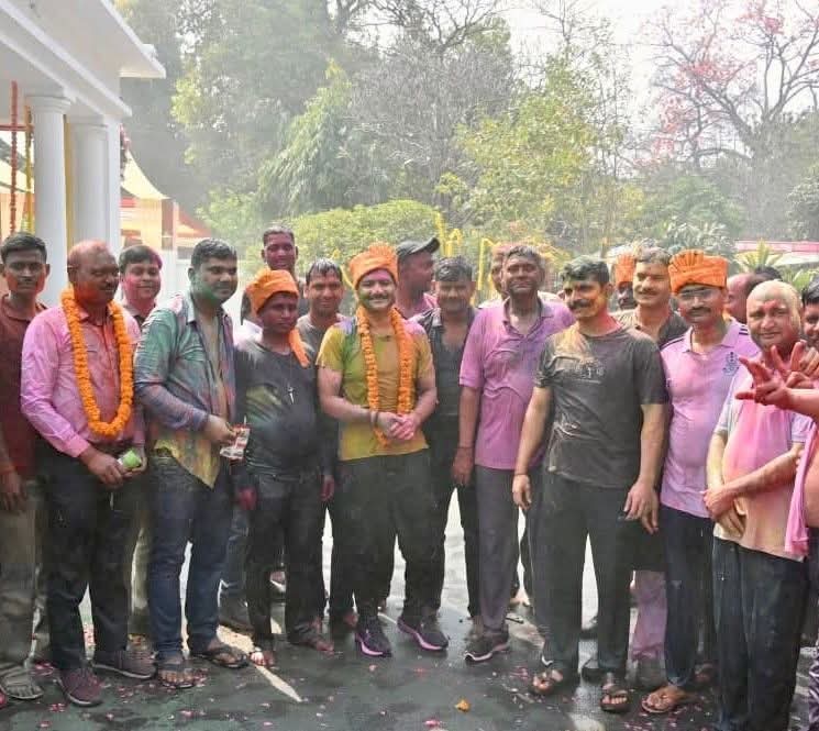 ​खाकी का रंग, अपनों के संग: ड्यूटी की 'अग्निपरीक्षा' के बाद काशी पुलिस ने जमकर उड़ाया गुलाल!