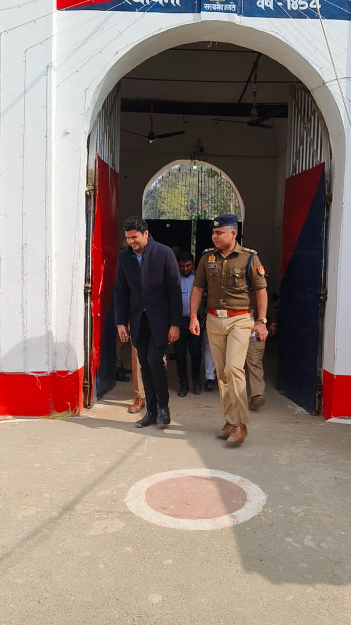 जिला जेल में 'छापेमारी' से मचा हड़कंप! DM और SP ने खंगाली एक-एक बैरक, अधिकारियों को दी सख्त चेतावनी