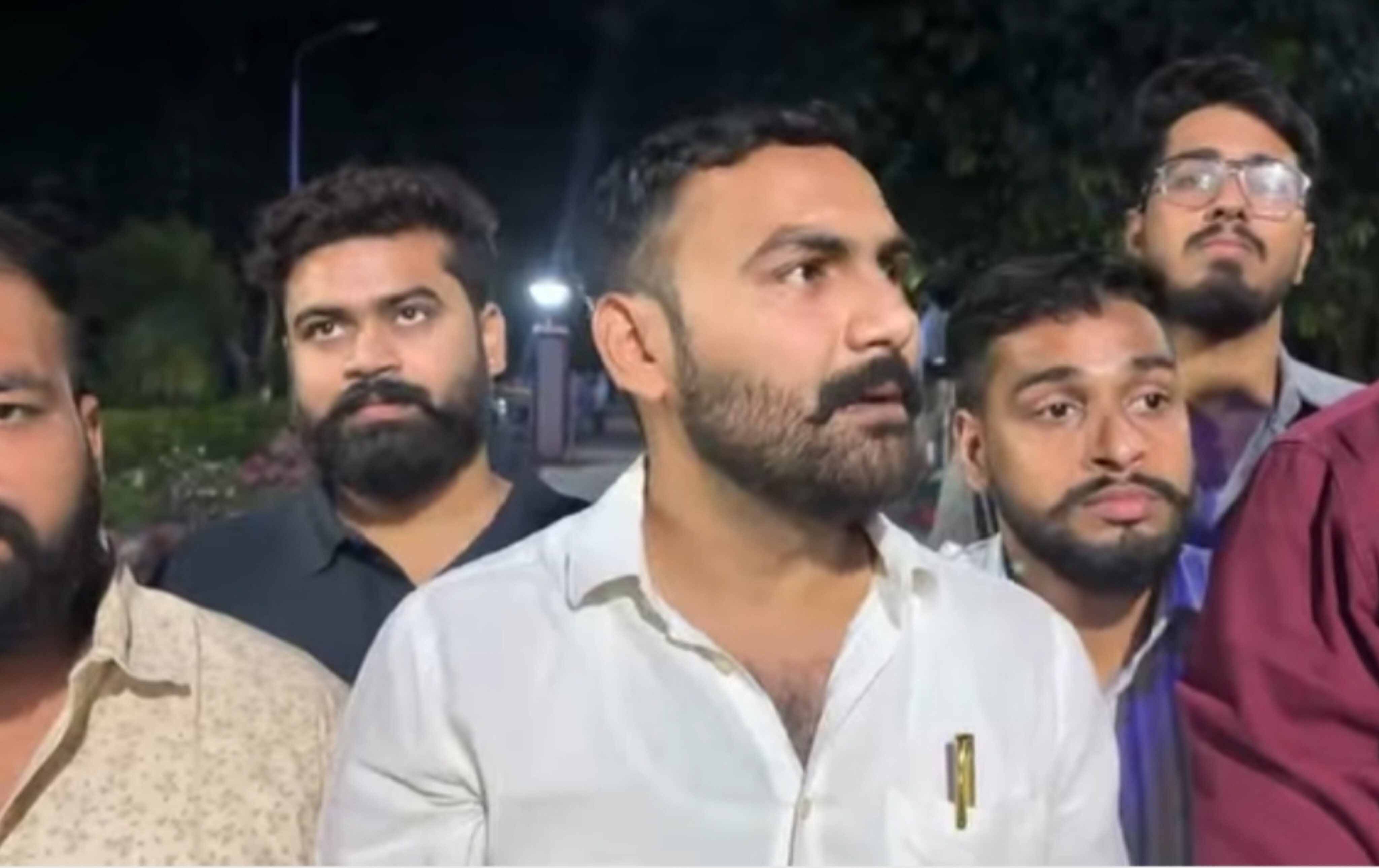 BHU में भारी बवाल: अपनी ही मांगों के लिए दर-दर भटक रहे शिक्षक, बेबाक 24 की खास रिपोर्ट