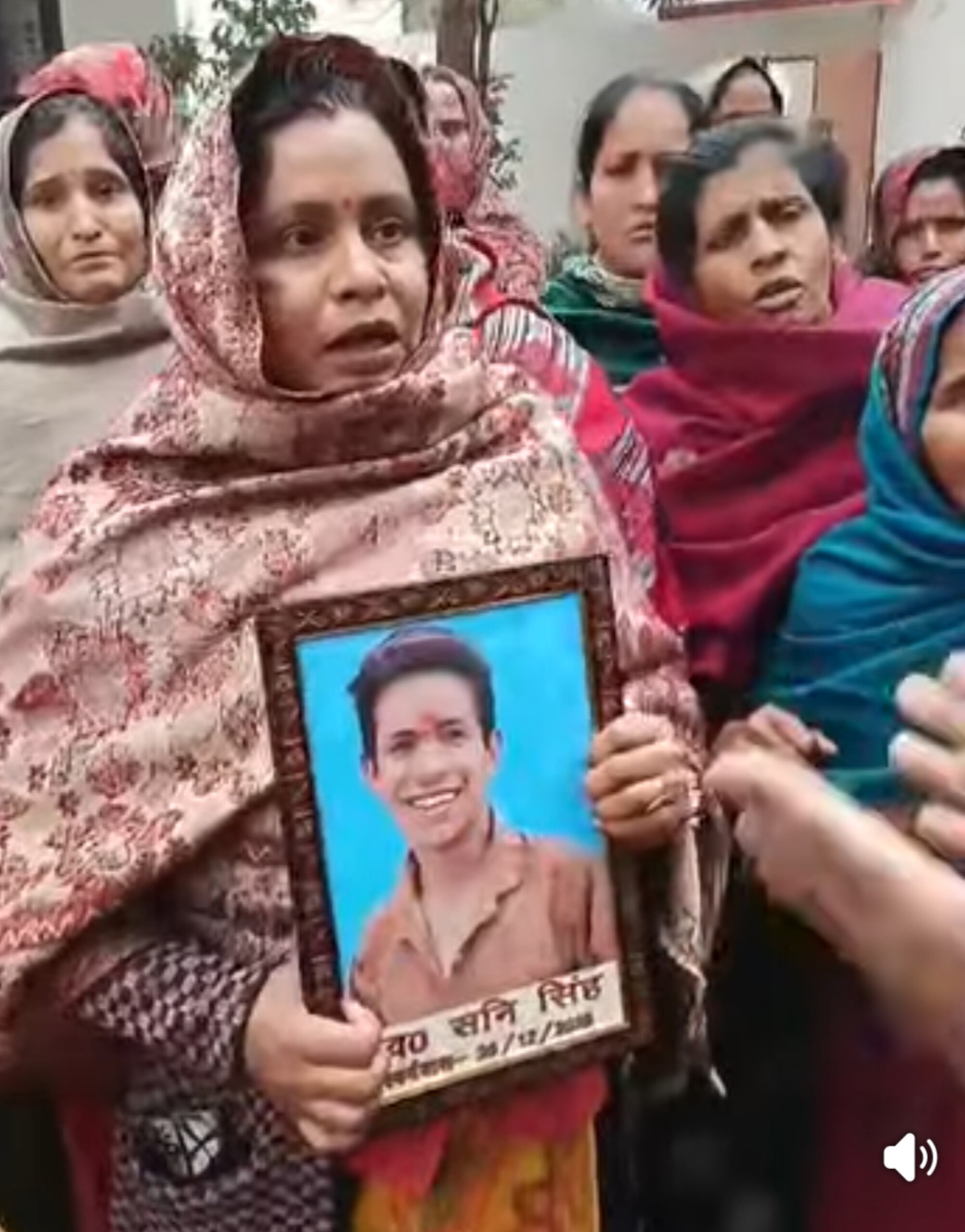 बड़ागांव कांड: 14 दिन बाद भी समीर के हत्यारे पुलिस की पहुंच से दूर, थाने पर पेट्रोल लेकर पहुंची महिलाएं