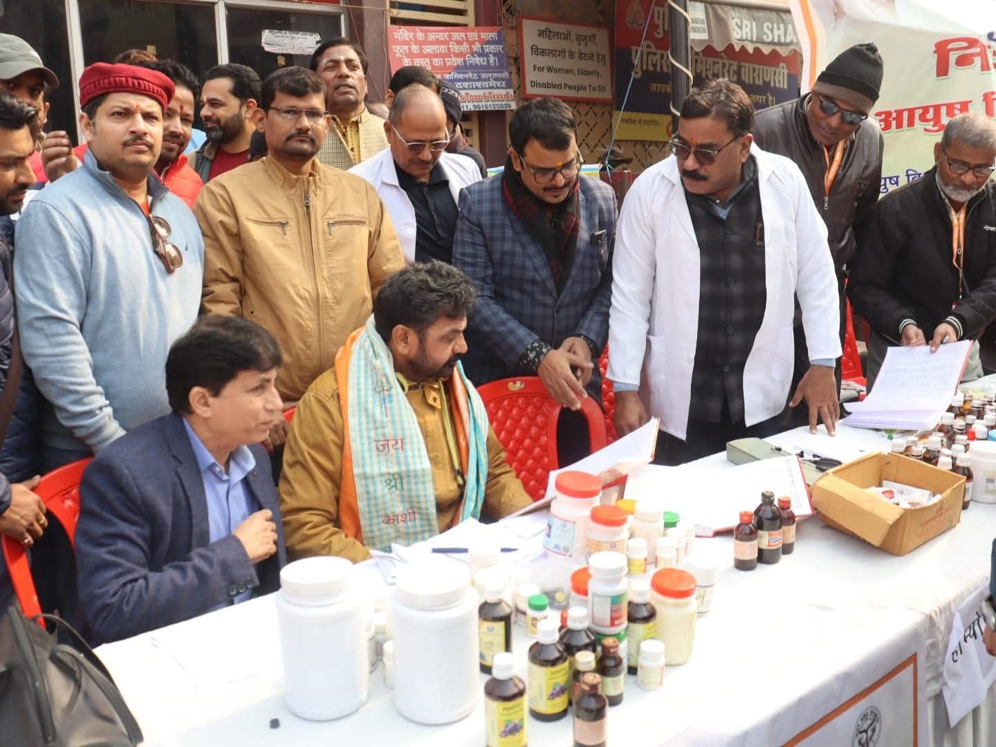 नववर्ष पर काशी में उमड़ी आस्था, 1015 श्रद्धालुओं को मिला आयुष चिकित्सा का उपहार