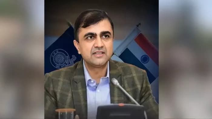 IAS अभिषेक प्रकाश: 'क्लीन चिट' का सोलर धमाका, क्या अब होगी कुर्सी पर वापसी?