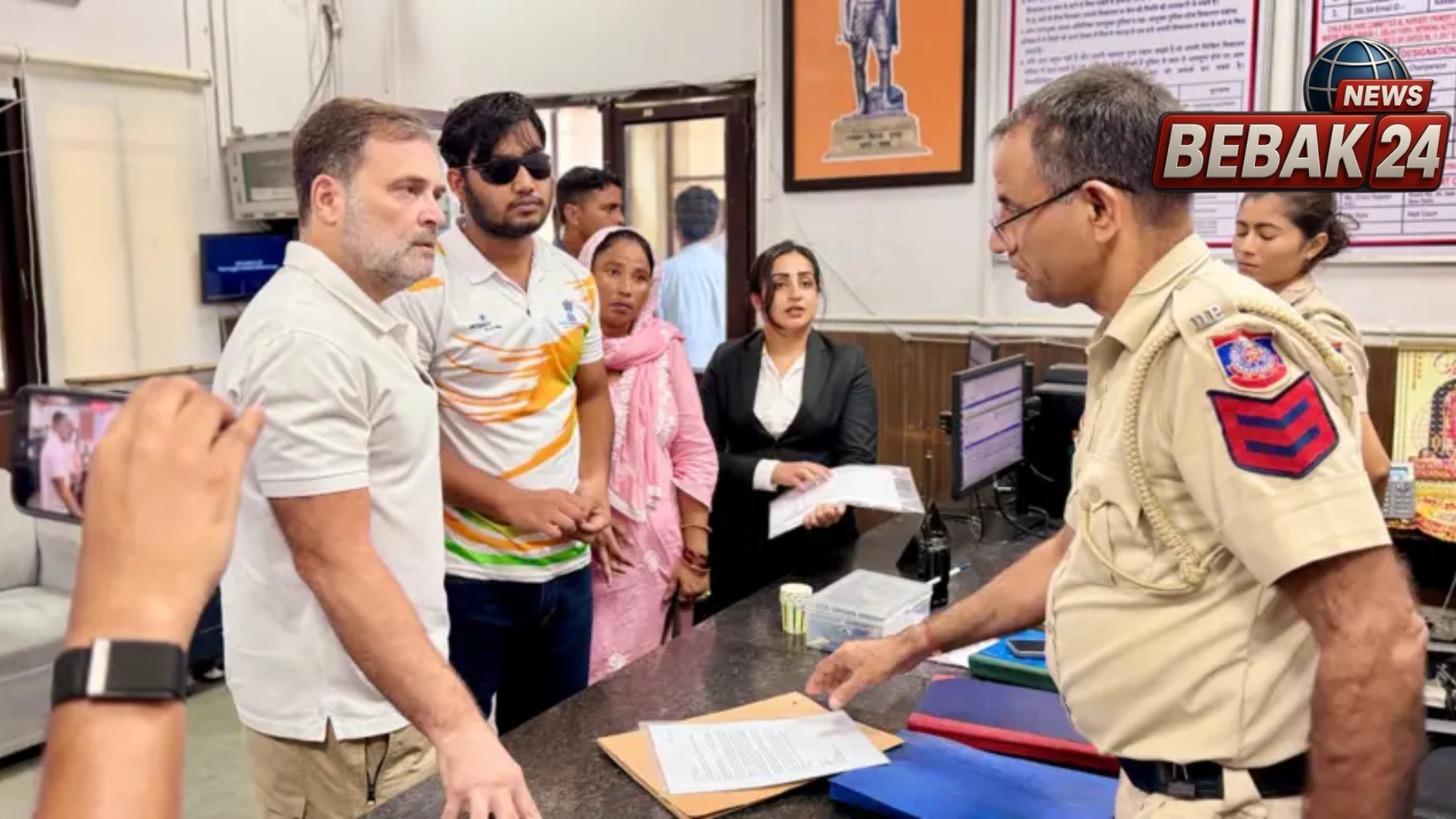 संसद मार्ग थाने में राहुल गांधी का धरना: पैलेट गन से घायल छात्र की FIR पर अड़े, बोले- &lsquo;दर्ज होने तक नहीं हटेंगे&rsquo;