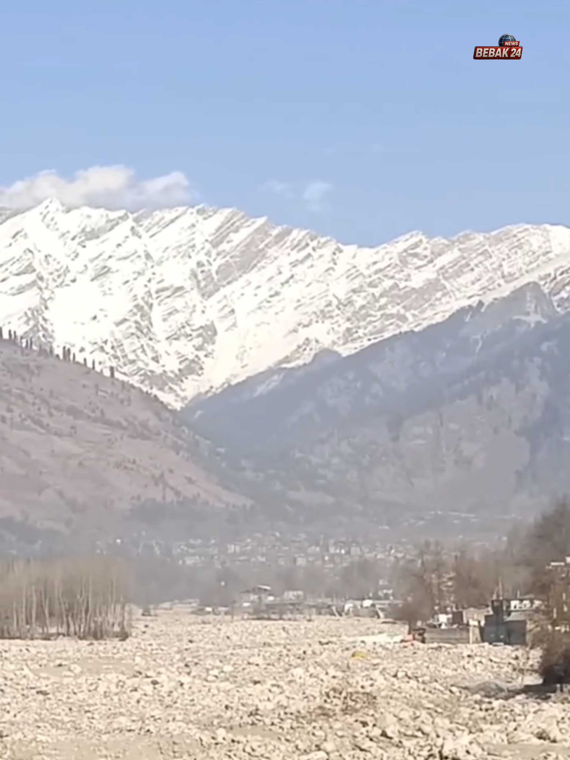 सफेद चांदी में लिपटी मनाली: ताजा बर्फबारी से खिले पर्यटकों के चेहरे, अटल टनल पर लगा लंबा जाम