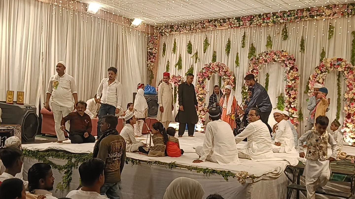 दालमंडी में ईद मिलादुन्नबी पर गूंजीं नातें, अमन और भाईचारे का दिया संदेश
