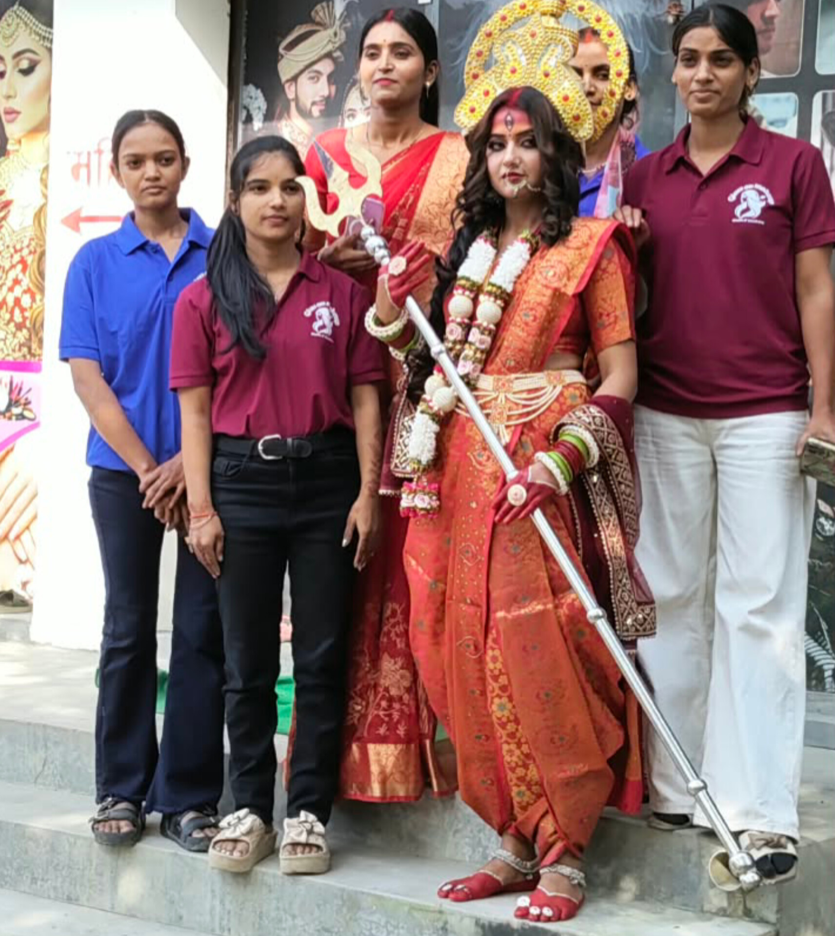 देवगांव में ग्लो ऑन मेकअप स्टूडियो एकेडमी का अनोखा कदम: बाजे-गाजे के साथ निकाली गई भव्य मां दुर्गा की शोभायात्रा